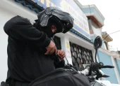 Armas semiautomáticas decomisadas en operativos policiales reflejan el aumento de armamento en circulación en Ecuador.