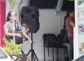 En varios negocios de Tumbaco, los parlantes están camuflados entre los productos, mientras otros quedan expuestos y aumentan el ruido en el sector.