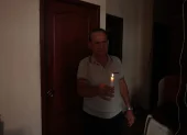 Usar velas para contrarrestar la falta de energía eléctrica se ha vuelto constante en Guayaquil debido a los continuos e imprevistos apagones.