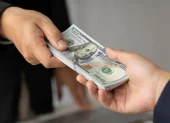El Banco Central del Ecuador alertó sobre publicaciones falsas que prometen ganancias rápidas mediante inversiones digitales.