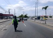 Un agente de tránsito durante el operativo ejecutado este domingo 17 de mayo en la vía Perimetral, junto a la isla Trinitaria, sur de Guayaquil.