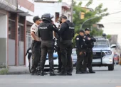 Hasta el lugar del asesinato llegaron policías y militares.