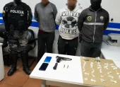 Alias “Gordo” y “Huevo” fueron detenidos con armas y droga tras un allanamiento en Solanda, sur de Quito.