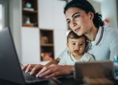 La maternidad continúa representando un desafío para miles de mujeres ecuatorianas que intentan mantener estabilidad laboral mientras enfrentan procesos de crianza.
