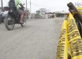 Referencial.Cinta policial delimita la zona en Chone, Manabí, donde se reportó la masacre que dejó cuatro víctimas mortales.