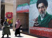 Ciudadanas iraníes pasan junto a una fotografía del líder supremo iraní, el ayatolá Mojtaba Khamenei, en una calle de Teherán, Irán, el 18 de mayo de 2026.