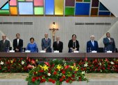 La Universidad Católica de Santiago de Guayaquil celebró su aniversario 64 con una sesión solemne en la que autoridades destacaron la transformación tecnológica.