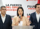 La derechista Keiko Fujimori (c), candidata a la Presidencia de Perú, habla este 17 de mayo de 2026, en una rueda de prensa, en Lima (Perú).