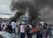 Padres bloquean la vía a Daule con quema de neumáticos, exigiendo mejoras en una escuela de Guayaquil.