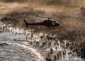 Un helicóptero de bombeiros marítimos realizando un rescate en la playa de Leme, Rio de Janeiro (Brasil) en plena ola de calor.