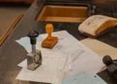 En nuestra burocracia, la creación de requisitos y condiciones no previstos en la ley, a veces parece más una expresión de crear dificultades para luego vender soluciones.
