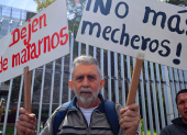 Pacientes y ciudadanos protestan en la Amazonía contra el abandono estatal, con carteles que denuncian la contaminación por mecheros.