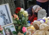 Imagen del 15 de mayo de 2026, de ofrendas a las víctimas de un ataque ruso a Kiev.