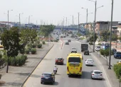 Conductores cuestionan el diseño de la ciclovía por el estrechamiento de carriles en Guayaquil.