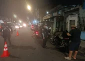 Operativo policial en Guayaquil durante controles nocturnos, en el marco de acciones contra grupos delictivos.