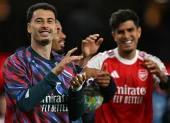 Arsenal venció 1-0 a Burnley y está cerca de coronarse en la Premier League, con la presencia de Piero Hincapié (d)