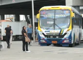 Precaución. Antes de subirse a los buses, los pasajeros toman todos los resguardos necesarios.