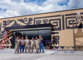 Trabajadores ultiman detalles del mural en el Museo Nacional de Quito, parte del nuevo espacio inmersivo.