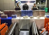 Según las investigaciones preliminares, la droga tenía como destino Perú, donde cada paquete alcanzaría un valor aproximado de 1.200 dólares.