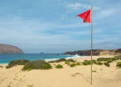 Ecuador activó bandera roja en 14 playas este 19 de mayo por fuerte oleaje y aguaje.