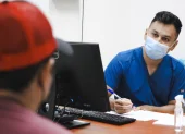 En los centros médicos municipales se ha dispuesto el uso de mascarillas para prevenir el contagio de enfermedades respiratorias.