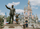 Expertos en privacidad señalaron como un peligro previo a las MagicBand+, ya que pueden rastrean la ubicación exacta de los visitantes mediante sensores en todo el parque