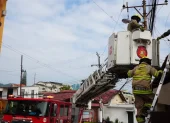 Los bomberos atendieron la emergencia de un hombre que se electrocutó en Lomas de Urdesa.