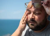 Referencial. El ciudadano se protege del sol durante una jornada marcada por radiación UV extrema y altas temperaturas.
