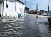 En la calle Ismael Pérez Pazmiño, junto al Malecón del Salado, se acumuló el agua por la marea alta.