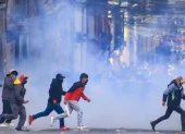 Manifestantes se enfrentan con la Policía durante una protesta, en la que exigen la renuncia del presidente Rodrigo Paz este lunes, en La Paz (Bolivia).