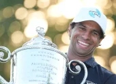 El golfista inglés Aaron Rai celebra con el trofeo tras consagrarse campeón de un torneo oficial de la PGA.
