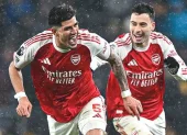Piero Hincapié (i), figura de la defensa de Arsenal en la Premier League.