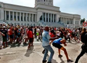Los gobiernos totalitarios, como el de Cuba, utilizan al Estado como medio para someter a sus habitantes y privarlos de su libertad de pensar, su libre movilidad, de escoger la actividad a la que quieran dedicarse.