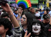 Jóvenes simpatizantes del candidato a la Presidencia de Colombia por el partido Pacto Histórico, Iván Cepeda, asisten a un evento de campaña en Bogotá (Colombia).
