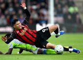 Evanilson del Bournemouth en acción con el Marc Guehi del Manchester City, que empataron 1-1.