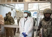 Personal se prepara para controlar la temperatura de los visitantes como medida preventiva contra el ébola en Goma, Kivu del Norte, República Democrática del Congo, el 19 de mayo de 2026.