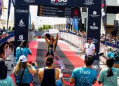 La llegada de la triatleta Alejandra Proaño a la meta del Ironman 5150, en Salinas.