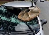 La tapa de la alcantarilla se incrustró en el parabrisas del automóvil, sobre el lado del conductor, quien recibió atención médica.
