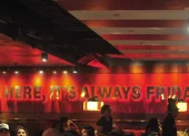 El local de Friday's del centro comercial San Luis, en Quito, mantiene cerradas sus puertas, lo que ha generado dudas sobre si suspendió su servicio.