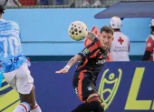 Jugador de Emelec rechaza el balón en el partido con Manta.