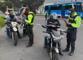 Imagen referencial. Efectivos de la Policía durante un control a motocicletas en Quito.