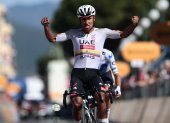 Jhonatan Narvaez celebra eufórico luego de pasar primero la meta de la etapa 11.