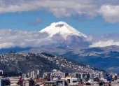 Quito se asienta en una hoya flanqueada por un río. Rodeada de cerros y valles, se ha ido desparramando como si quisiera alcanzar a la legión de nevados y volcanes que la vigilan.