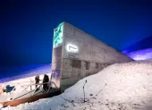 Representantes de numerosos países y universidades a su llegada con nuevas semillas al Depósito Mundial de Semillas de Svalbard (SGSV), en Spitsbergen (Noruega).