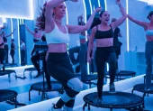 El rebounding es un ejercicio de bajo impacto realizado sobre un mini trampolín, que combina saltos con trabajo de fuerza usando pesas y ligas.