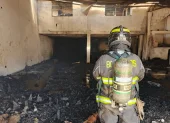Los bomberos soficaron y controlaron en fuego en la mueblería.