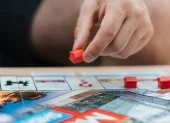El juego transforma las dinámicas clásicas en una experiencia que refleja la adrenalina de la pista.
