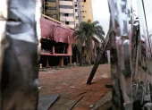 Los atacantes vulneran las cercas para robar el edificio Multicomercio, en Guayaquil.
