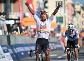 Jhonatan Narváez pasó eufórico primero la meta de la etapa 11.