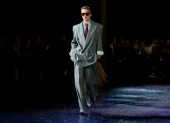 Saint Laurent llevó la corbata a la pasarela Primavera-Verano 2025 con una propuesta de sastrería oversize, donde el traje masculino se transforma en un gesto de poder, sofisticación y estilo femenino.